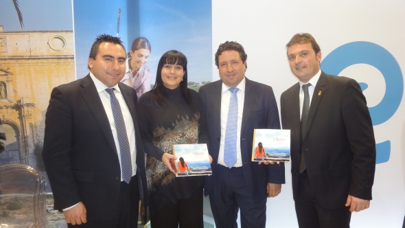 Nuria Bonet, Javier Moliner, Andrés Martinez y José Pons  con el nuevo catálogo de La Tinença